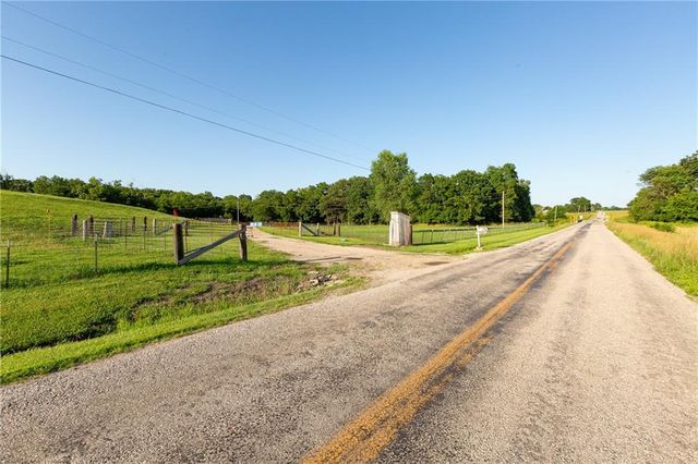 1318 NW 911P Road, Blairstown, MO 64726