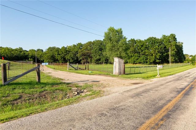 1318 NW 911P Road, Blairstown, MO 64726