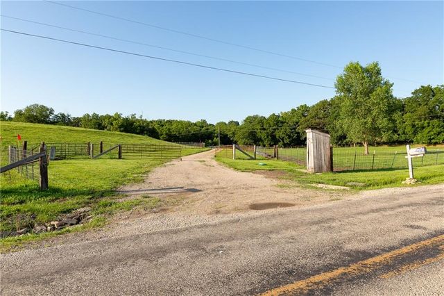 1318 NW 911P Road, Blairstown, MO 64726