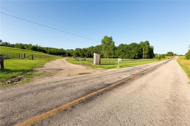 1318 NW 911P Road, Blairstown, MO 64726