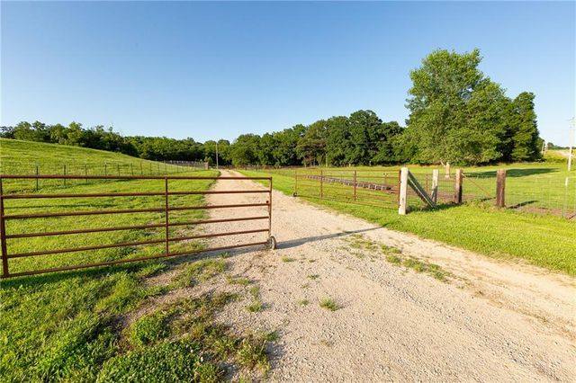 1318 NW 911P Road, Blairstown, MO 64726