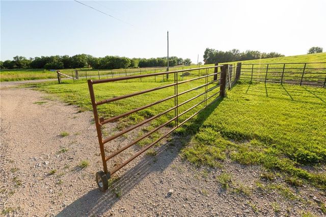 1318 NW 911P Road, Blairstown, MO 64726