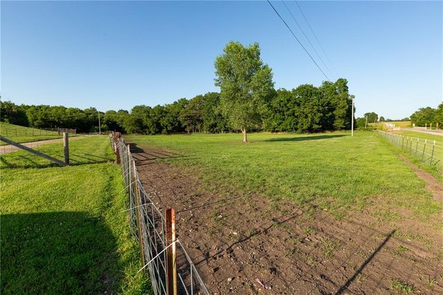 1318 NW 911P Road, Blairstown, MO 64726