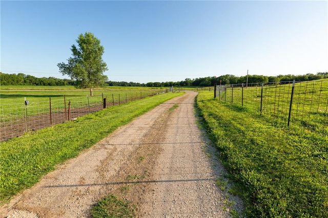 1318 NW 911P Road, Blairstown, MO 64726