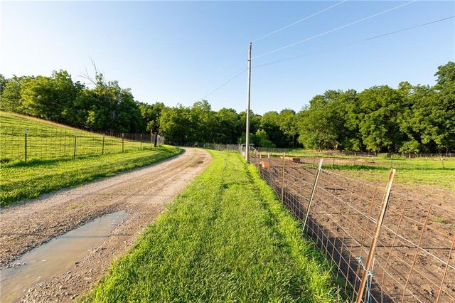 1318 NW 911P Road, Blairstown, MO 64726