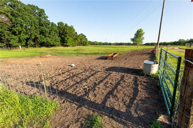 1318 NW 911P Road, Blairstown, MO 64726