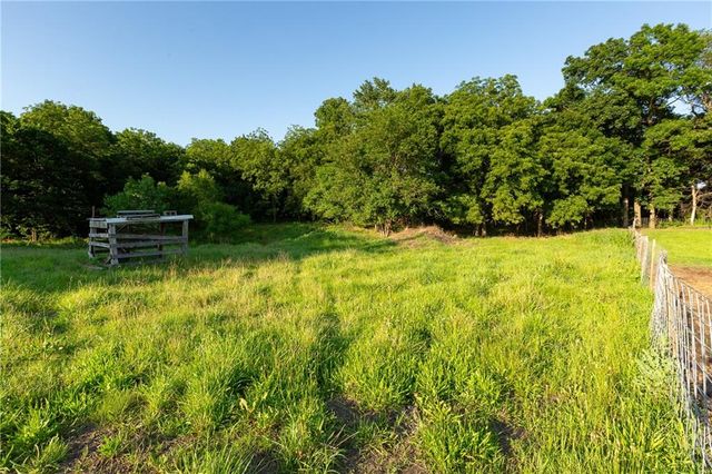 1318 NW 911P Road, Blairstown, MO 64726