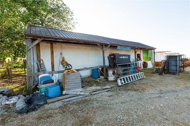 1318 NW 911P Road, Blairstown, MO 64726