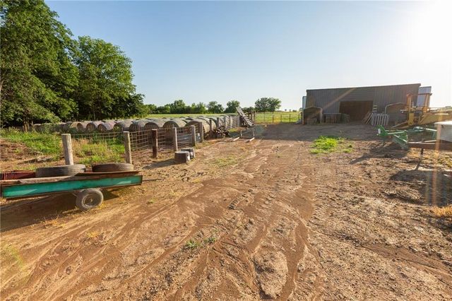 1318 NW 911P Road, Blairstown, MO 64726