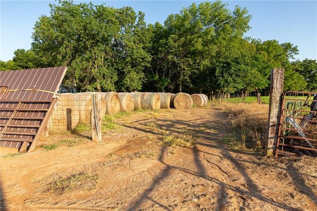 1318 NW 911P Road, Blairstown, MO 64726