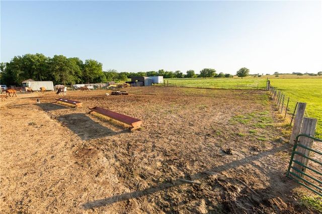 1318 NW 911P Road, Blairstown, MO 64726