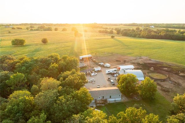 1318 NW 911P Road, Blairstown, MO 64726