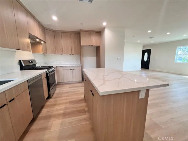 6305 Carpenter, North Hollywood, CA 91606