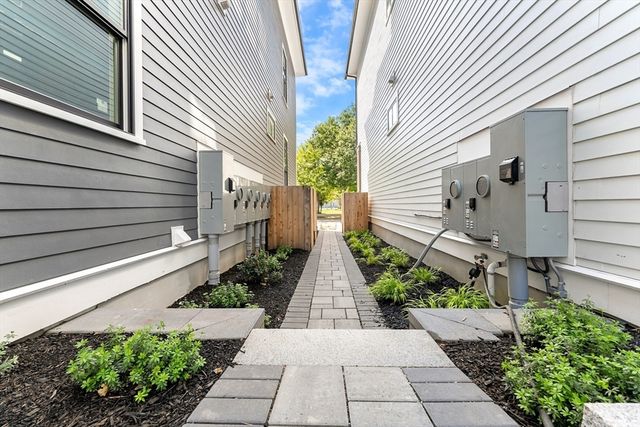 327 Alewife Brook Pkwy B, Somerville, MA 02144