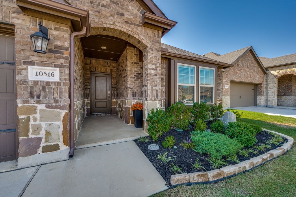 10516 Fountain Gate Street, Aubrey, TX 76227 — photo 2