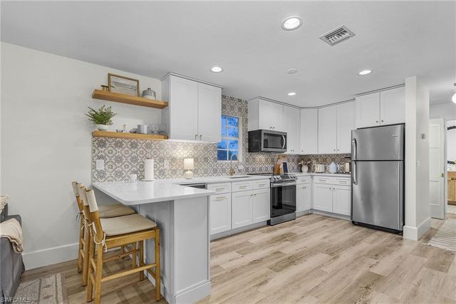 6155 Standing Oaks LN, Naples, FL 34119