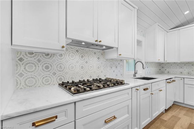 6155 Standing Oaks LN, Naples, FL 34119