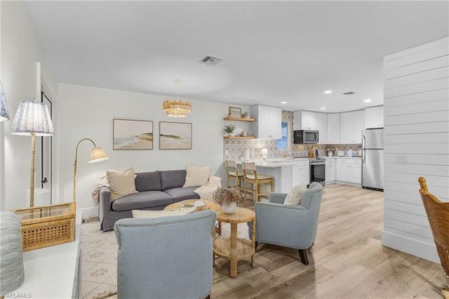 6155 Standing Oaks LN, Naples, FL 34119