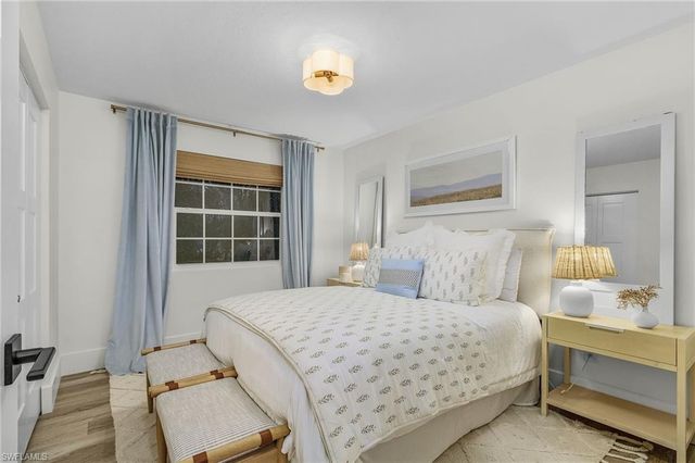 6155 Standing Oaks LN, Naples, FL 34119