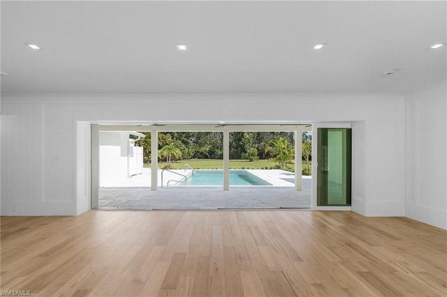 6155 Standing Oaks LN, Naples, FL 34119