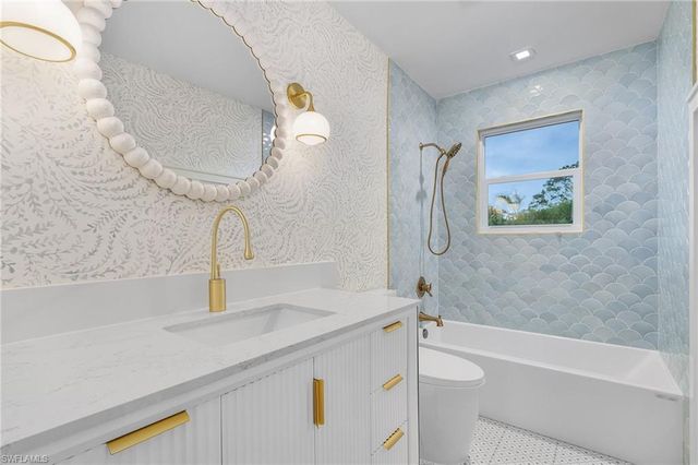 6155 Standing Oaks LN, Naples, FL 34119