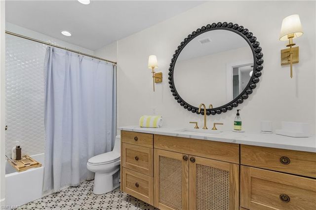 6155 Standing Oaks LN, Naples, FL 34119