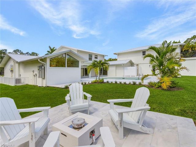 6155 Standing Oaks LN, Naples, FL 34119