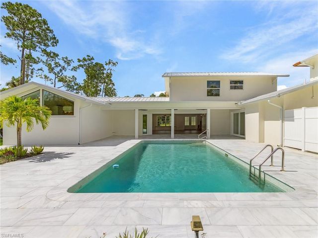 6155 Standing Oaks LN, Naples, FL 34119