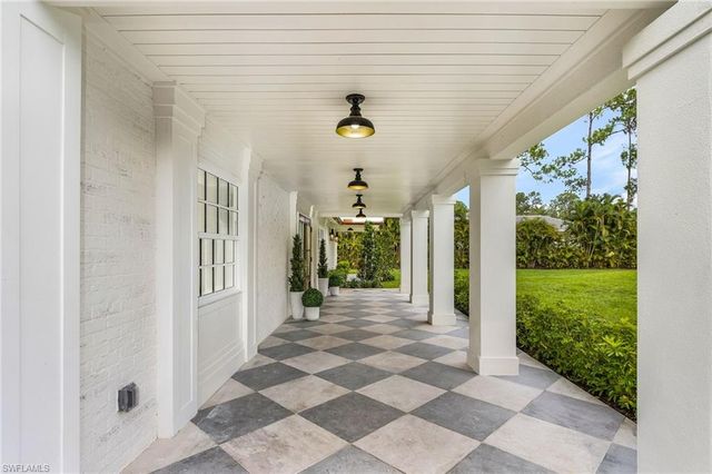 6155 Standing Oaks LN, Naples, FL 34119