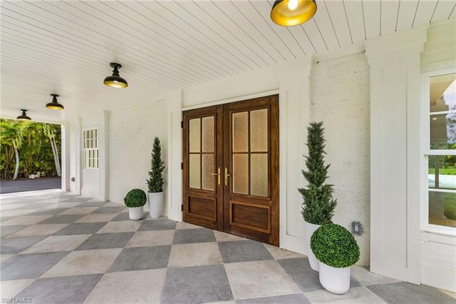 6155 Standing Oaks LN, Naples, FL 34119