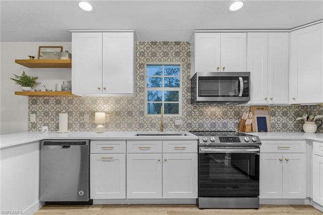 6155 Standing Oaks LN, Naples, FL 34119