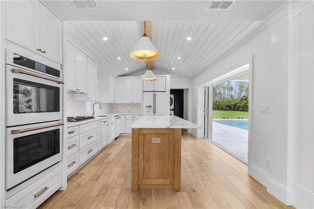 6155 Standing Oaks LN, Naples, FL 34119