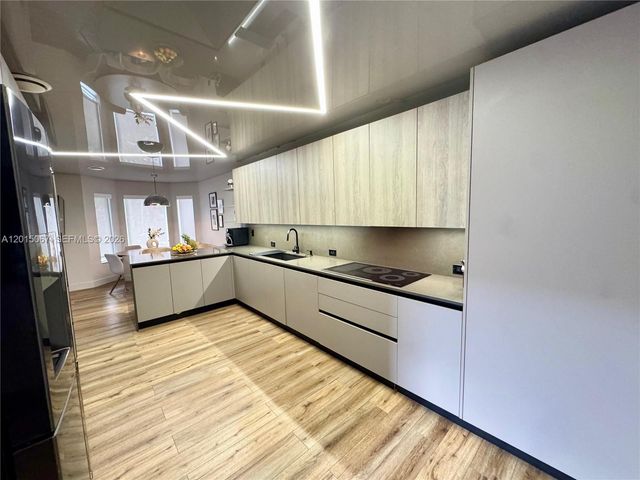 935 Weeping Willow Way, Hollywood, FL 33019