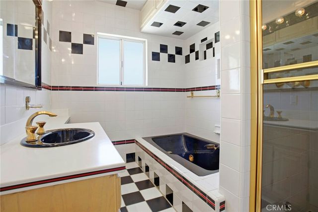 8525 Mcconnell, Los Angeles, CA 90045
