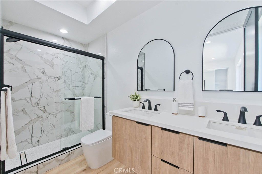 Image 11 of property listing at 542 N Serrano Avenue, Los Angeles, CA 90004