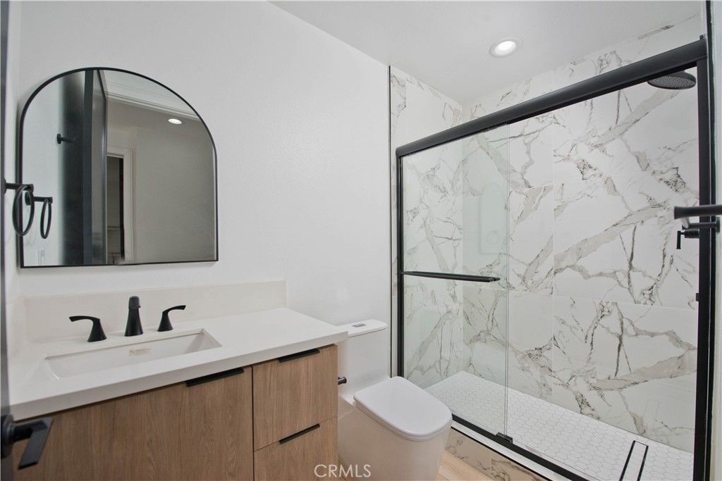 Image 16 of property listing at 542 N Serrano Avenue, Los Angeles, CA 90004