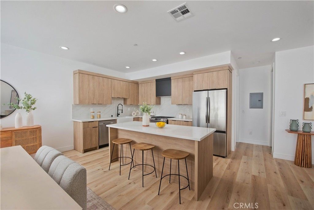 Image 4 of property listing at 542 N Serrano Avenue, Los Angeles, CA 90004