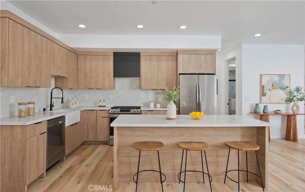 Image 5 of property listing at 542 N Serrano Avenue, Los Angeles, CA 90004