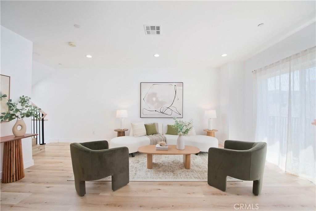 Image 7 of property listing at 542 N Serrano Avenue, Los Angeles, CA 90004