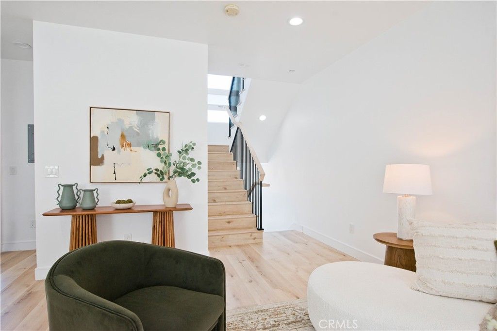 Image 9 of property listing at 542 N Serrano Avenue, Los Angeles, CA 90004