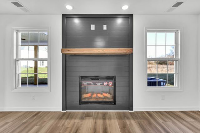 1607 Peacock Dr, Clarksville, TN 37043