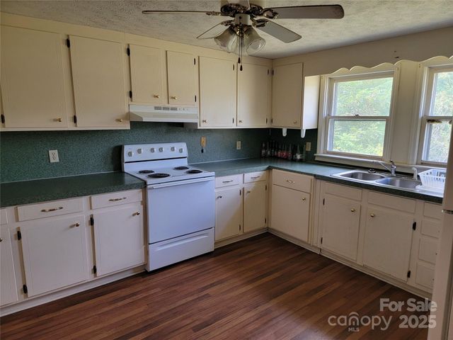 1004 Pine Mountain Road, Hudson, NC 28638