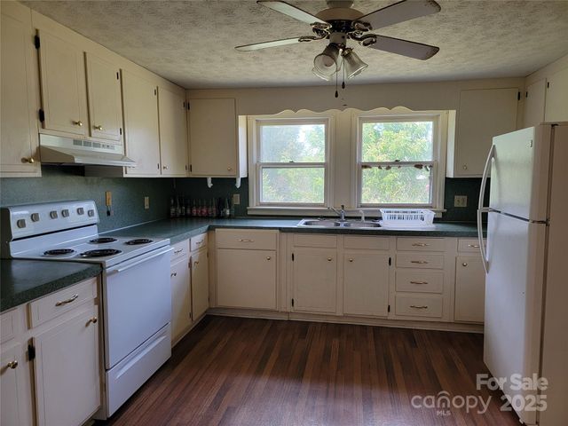 1004 Pine Mountain Road, Hudson, NC 28638