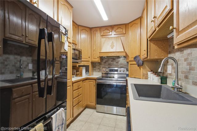 40556 Newport Drive, Plymouth Charter Township, MI 48170