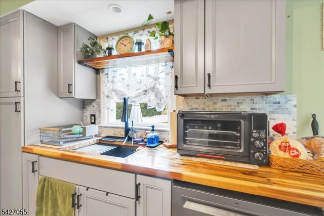 1 Sanders Ct, West Milford Twp., NJ 07480