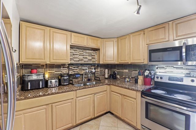 39 Groton St, Springfield, MA 01129