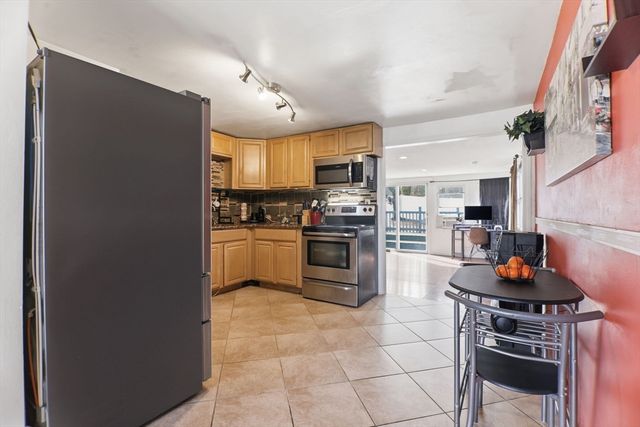 39 Groton St, Springfield, MA 01129