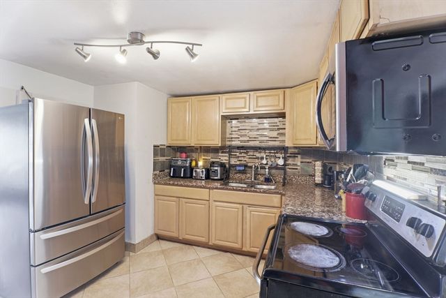 39 Groton St, Springfield, MA 01129