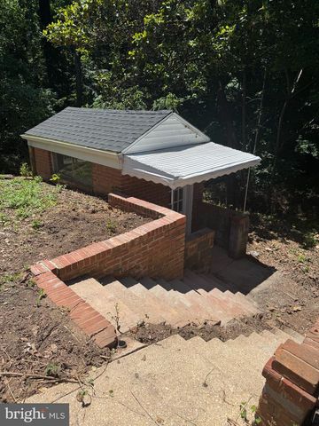 5911 LAMBERT DR, Temple Hills, MD 20748