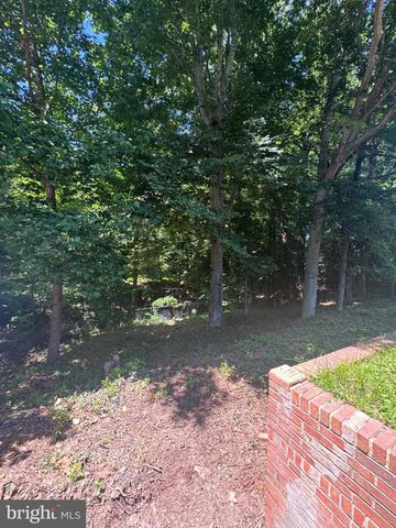 5911 LAMBERT DR, Temple Hills, MD 20748